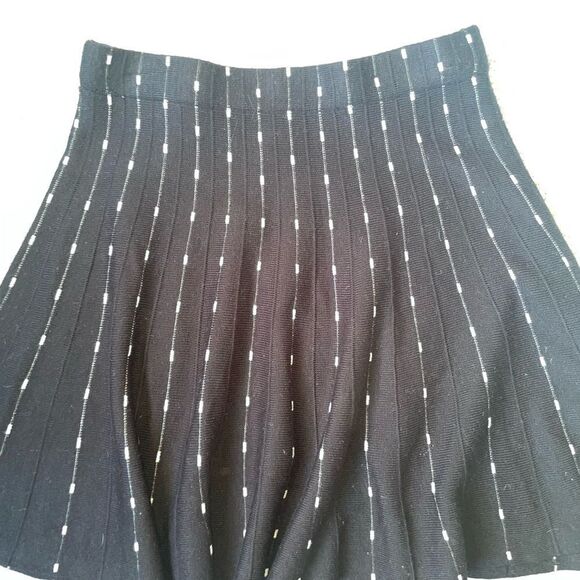 Black skater skirt - Picture 1 of 3